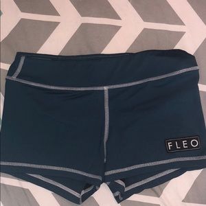 Fleo shorts size small